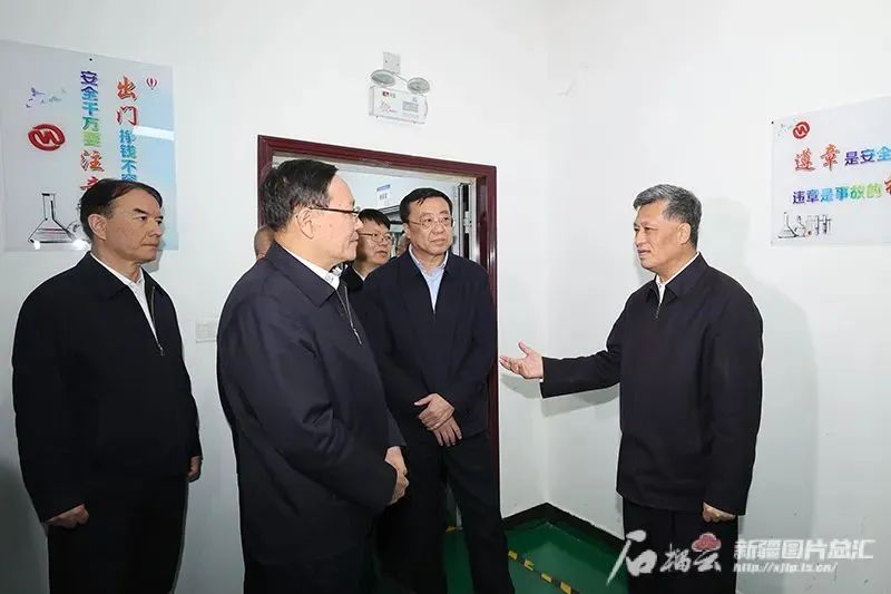 馬興瑞在烏魯木齊經(jīng)濟(jì)技術(shù)開(kāi)發(fā)區(qū)（頭屯河區(qū)）調(diào)研